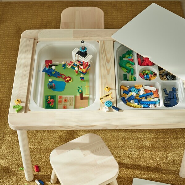 松树FLISAT儿童表内置存储盒控股BYGGLEK乐高®砖、加二松儿童凳子。