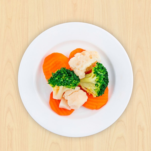 一盘混合蔬菜,胡萝卜、花椰菜和brocollis