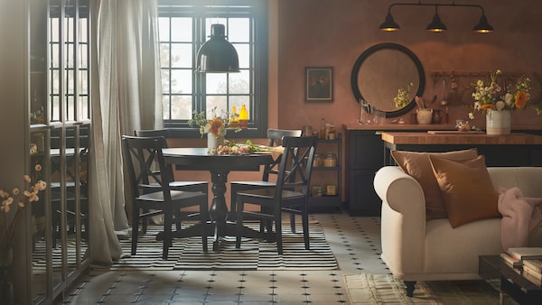 乡村餐厅,厨房和生活空间apricot-coloured墙壁,INGATORP可扩展表和四个INGOLF椅子。