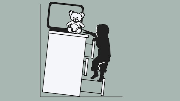 无担保的草图有抽屉的柜子,电视和玩具上,引爆在一个孩子爬上了抽屉。