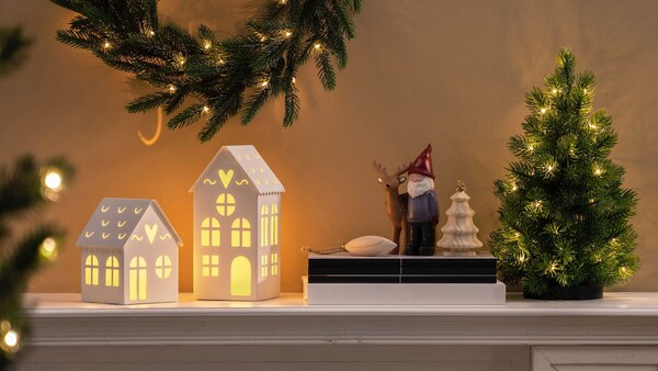 STRALA装饰性的LED灯,描绘了一个村庄的场景被设置在窗台上一个寒冷的冬天的夜晚。