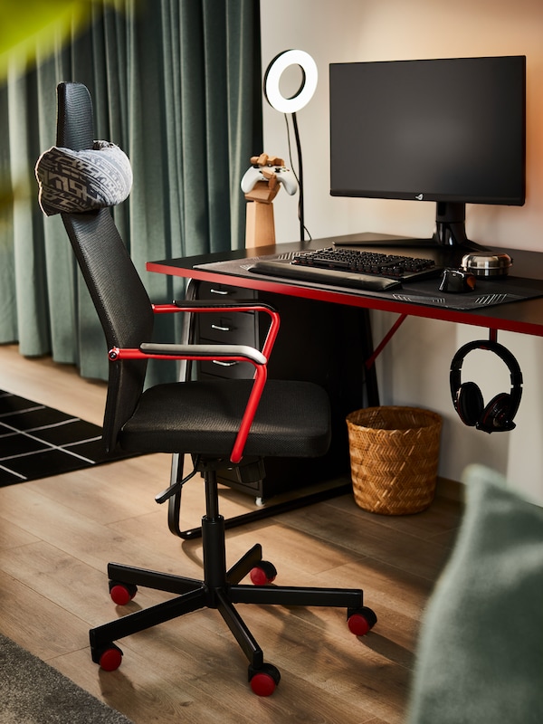 整洁的游戏空间围绕黑色HUVUDSPELARE办公桌,一个黑色HUVUDSPELARE游戏把椅子和一个LANESPELARE环光。
