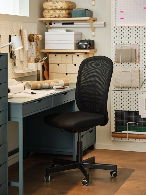 整洁的工作空间围绕着灰色蓝绿色的ALEX书桌，匹配的ALEX抽屉单元和白色SKÅDIS钉板。