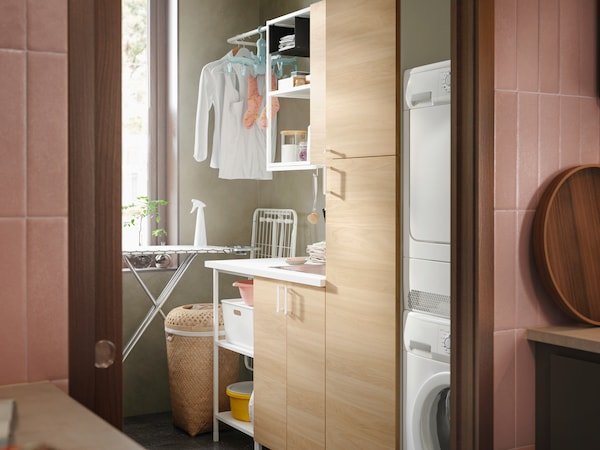 实用面积ENHET洗衣解决方案,洗衣机,DANKA烫衣板和祝您健康洗衣篮里。