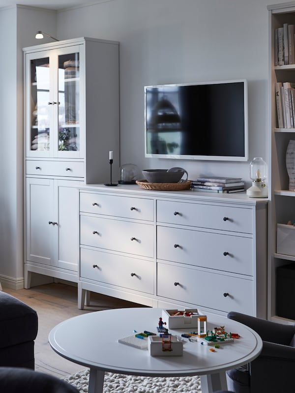 白色和灰色基调客厅IDANAS玻璃门橱柜,衣柜和书柜线沿墙。