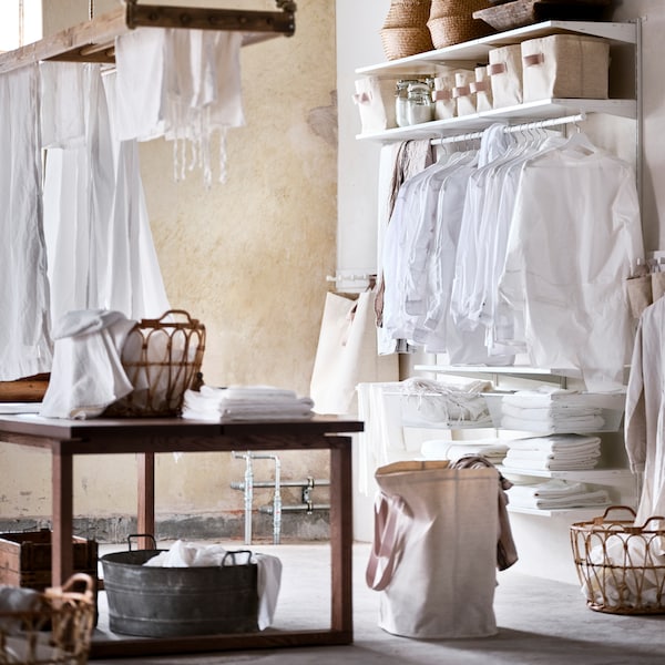 白色BOAXEL衣柜结合衣服白色衣架和存储篮子,布朗彩色表。