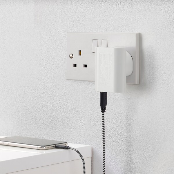 白色SMAHAGEL 3端子USB充电器在墙上插座粉色,黄色和灰色电缆在每个端口。