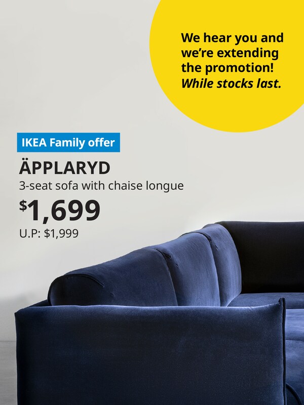 一个APPLARYD 3三种座位l型沙发上蓝色与白色背景。文本用黄色圈写着:我们听到你和我们扩展推广!而股票。宜家的沙发是家庭提供,售价1699美亚博平台信誉怎么样元。通常的价格:1999美元。