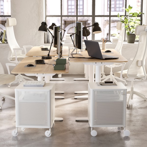 开放办公空间与四个桌子,四个办公椅,四个工作灯和两个抽屉单元。