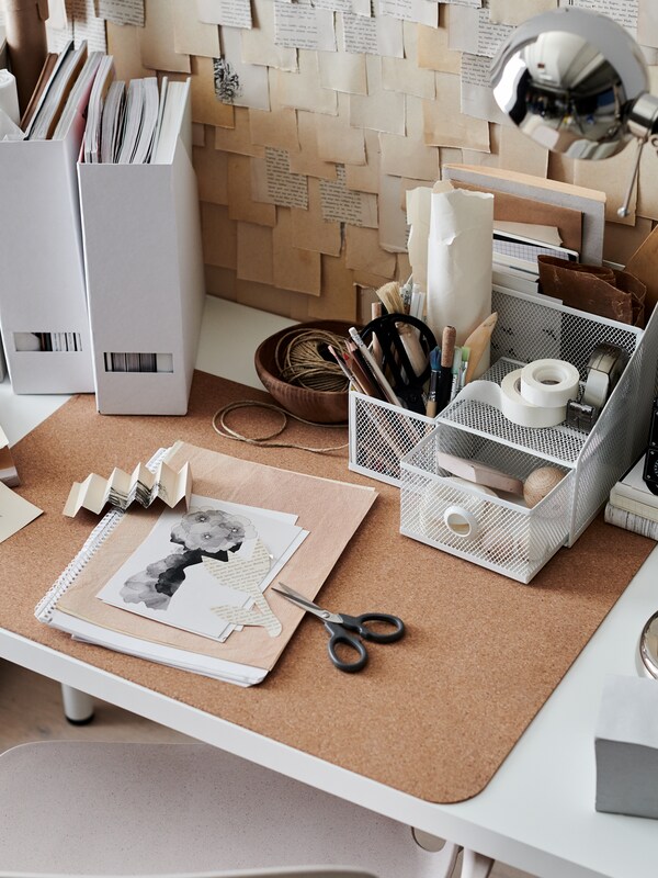 Auf einem Schreibtisch是静脉DRONJONS Schreibutensilienfach,一张SUSIG Schreibunterlage和一张vernickelte富彩Arbeitsleuchte祖茂堂看清。