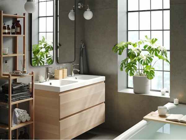 Ausschnitt eines modernen Badezimmers mit Holzmöbeln。