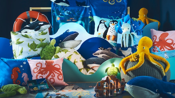 BLAVINGAD系列产品,包括床单、游戏和玩具排列在木波一个深蓝色的房间。