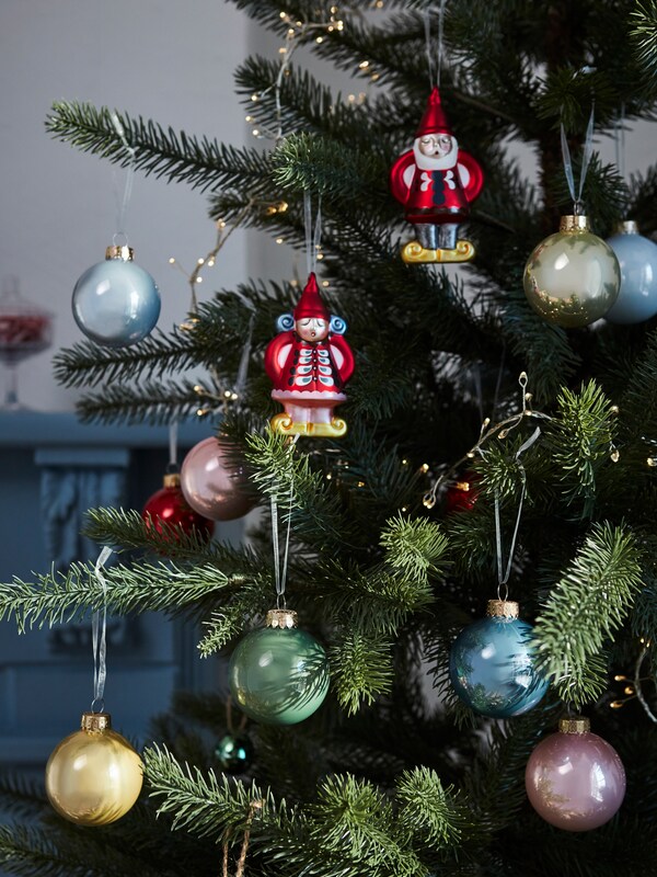 树枝VINTERFINT领导人造圣诞树VINTERFINT的装饰物和圣诞老人挂装饰品。