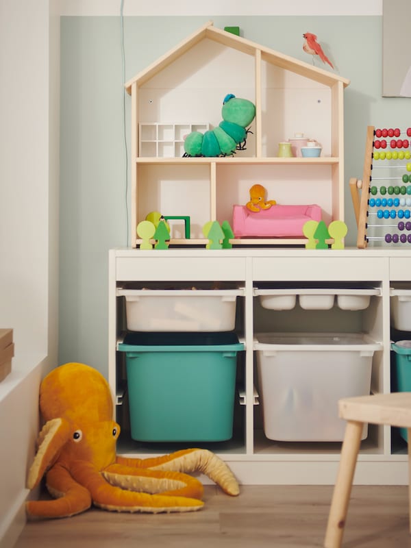 儿童玩具在FLISAT娃娃的房子/墙书架坐在白色TROFAST框架TROFAST存储盒。