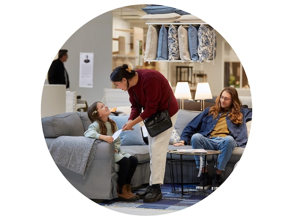 一个家庭在宜家测试沙发的圆形图像。亚博平台信誉怎么样