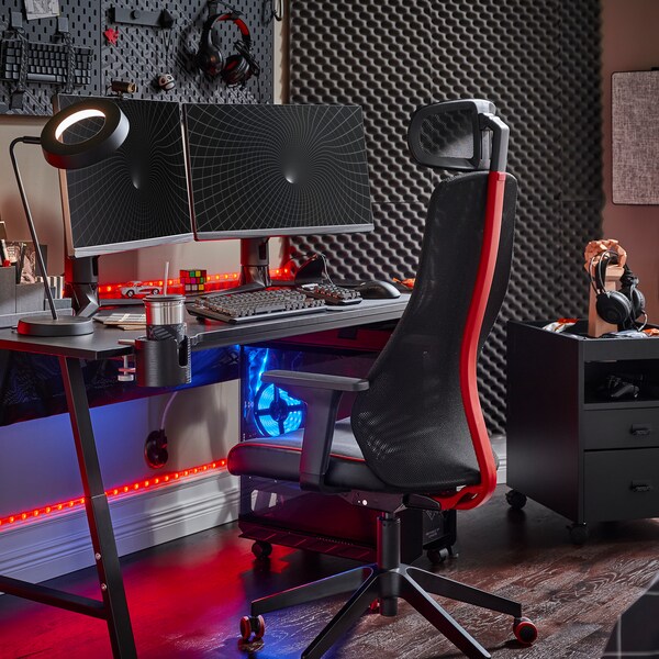 地区Czarne biurko gamingowe UTESPELARE z dwoma monitorami,家乡fotel gamingowy, czarna komoda我rożne akcesoria gamingowe。