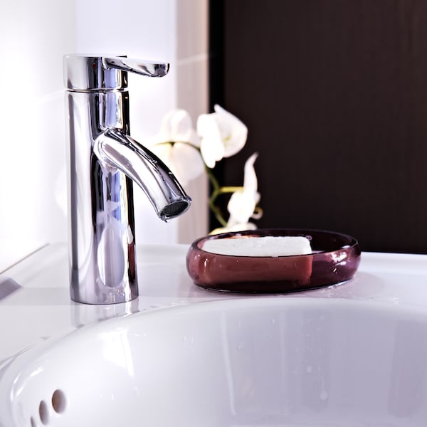 DALSKAR洗手盆冷热水混合龙头安装在一个白色的洗手盆,旁边一个勃艮第菜用一块白色肥皂。