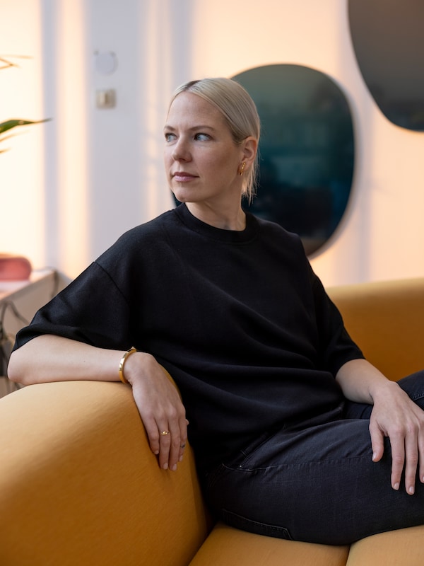 死Designerin Sabine marceli sitzt ganz在施瓦兹gekleidet auf einem gelben沙发在ihrem Studio和帽子古老科夫去雷希特gedreht。