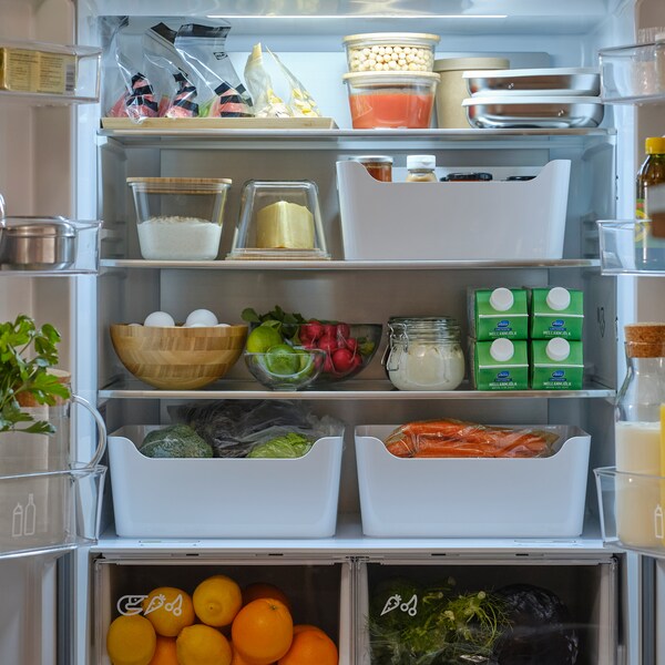 即使koelkast / vrieze beide deuren开放zodat allerlei voeding voorraaddozen, bokalen, hersluitbare zakjes en甚至karaf zichtbaar zijn。