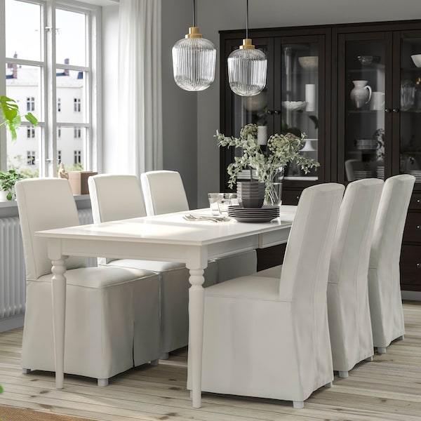 在traditionele Eetkamer stijl遇到witte INGATORP塔费尔en zes witte BERGMUND stoelen de buurt van甚至raam。