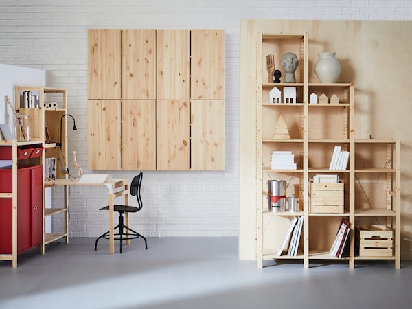Ein offener Arbeitsbereich mit schlichten Möbeln aus Holz。