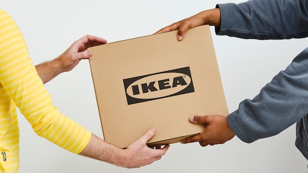 在人我草genser gir ei firkantet pappeske地中海svart IKEA-logo直到我居尔亚博平台信誉怎么样IKEA-arbeidstrøye En的人。