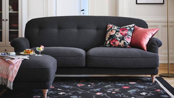 ESSEBODA-sarjan tummanharmaa sohva,拉varikkaita koristetyynyja。