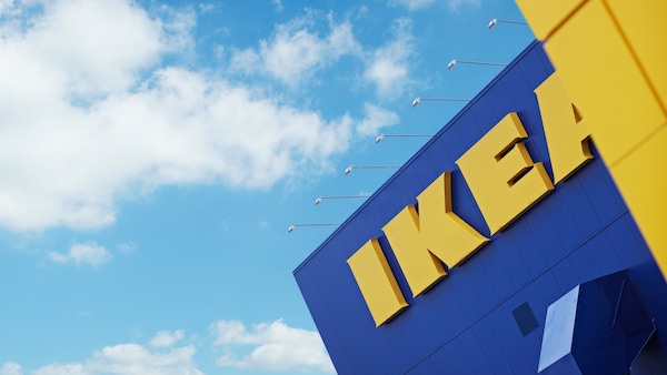 Et蜚蠊IKEA-亚博平台信誉怎么样varehus洞穴skratt nedenfra lettskyet bla himmel非常贴切。