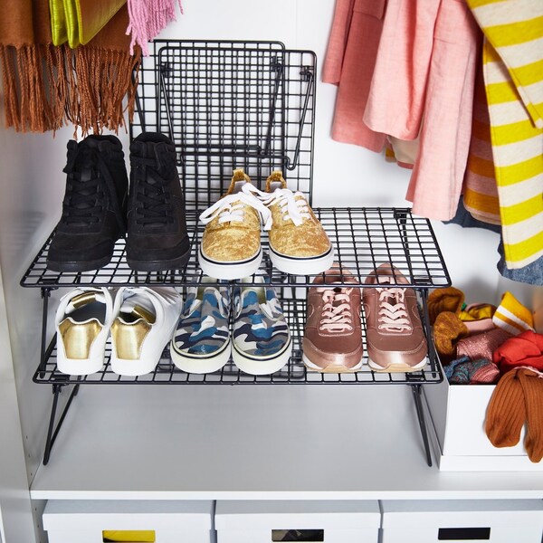 GREJIG鞋架在衣柜下面的鞋子衣服铁路和衣服架子上。