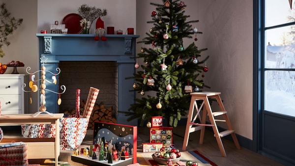 形象的客厅一棵圣诞树在装修过程中旁边的阶梯和礼物被包裹在地板上