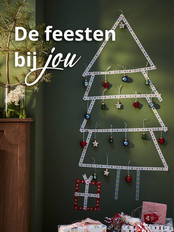 Kerstboom bij een raam是vererd遇到VINTERFINT kerstballen，加上STRÅLA lead -kerstster en lichtsnoer。