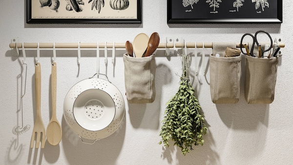 厨房用具和草药挂在白色金属钩子从一个木制厨房架在现代风格说明打印。