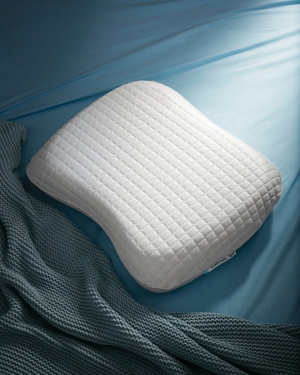 KLUBBSPORRE符合人体工程学的枕头在床上。