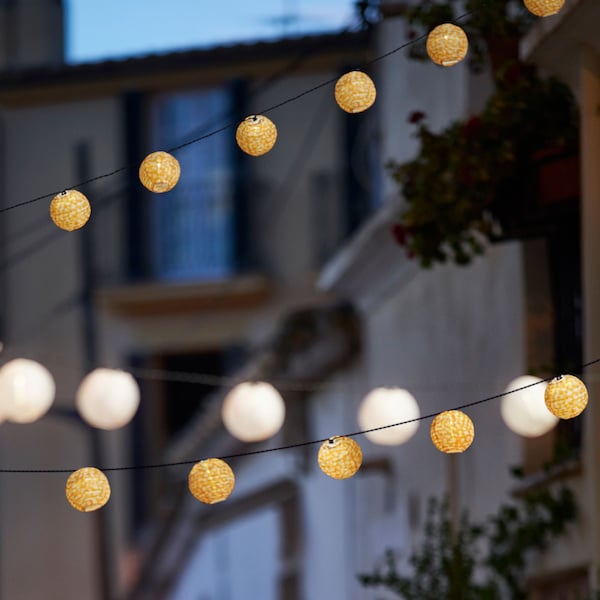 LED照明链挂在外面的街道在城市的夜晚。照明链都亮了。