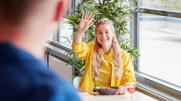 微笑宜家同事邀请亚博平台信誉怎么样一位同事加入她在食堂吃午饭。