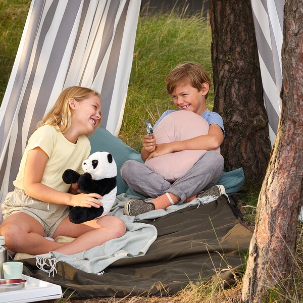 索非亚织物提供了两个孩子坐在树荫FJALLMOTT野餐毯子享受在户外玩的一天。