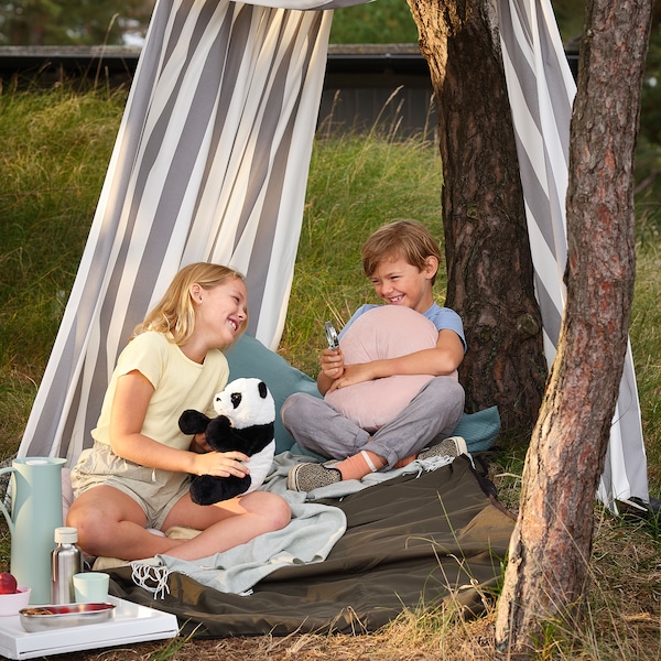 SOFIA米织物为两个孩子提供阴凉，他们坐在FJÄLLMOTT野餐毯上享受户外玩耍的一天。
