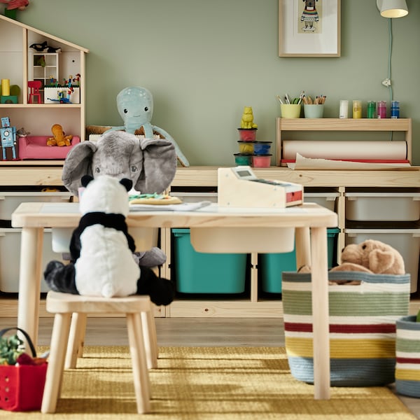 毛绒玩具在松树儿童桌子凳子,加上两个存储与松组合帧持有各种玩具。
