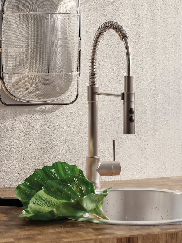 不锈钢厨房VIMMERN混合器与handspray水龙头轮BOHOLMEN插图水槽,绿叶边缘。