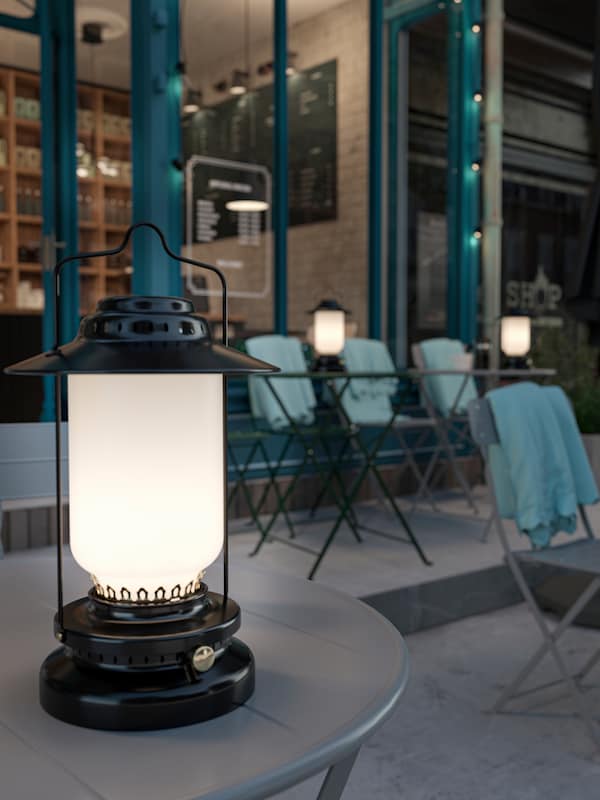 STORHAGA LED灯上面的灰色SUNDSO表外咖啡馆与浅蓝色THORGUN扔在椅子的后面。