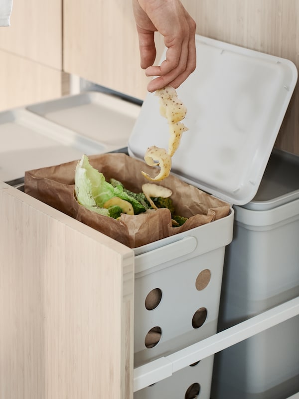 的手一个人降低一长串土豆皮HALLBAR本包含有机厨房垃圾。