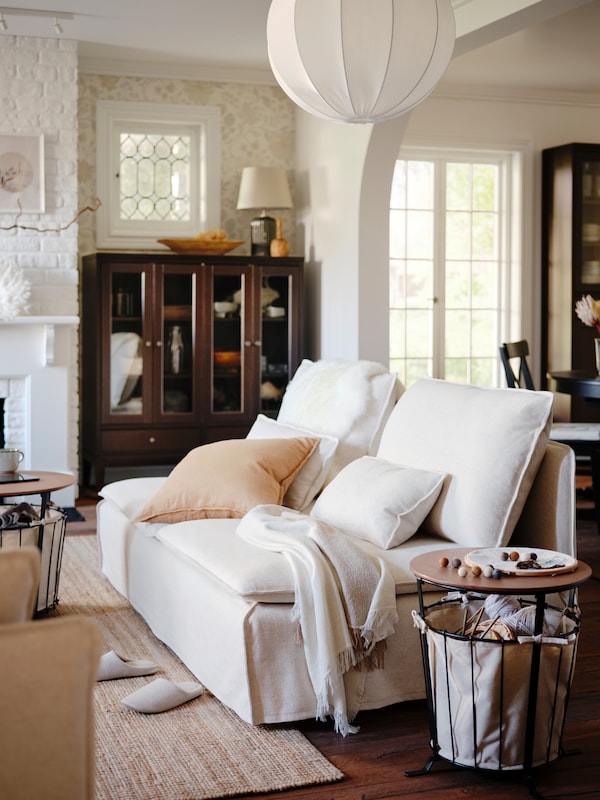 Tilava, kauniisti sisustettu ja perinteisen tyylinen olohuone, jossa在kolmen istuttava SODERHAMN-sohva。