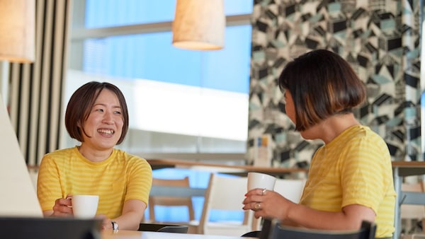 两个宜家亚博平台信誉怎么样在蓝色制服享受休息的同事员工食堂。