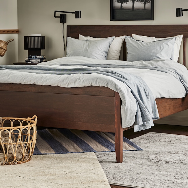 VRENSTED, VEDBAK TVERSTED地毯下深棕色IDANAS床上用蓝色/条纹BERGPALM床单和灰色。