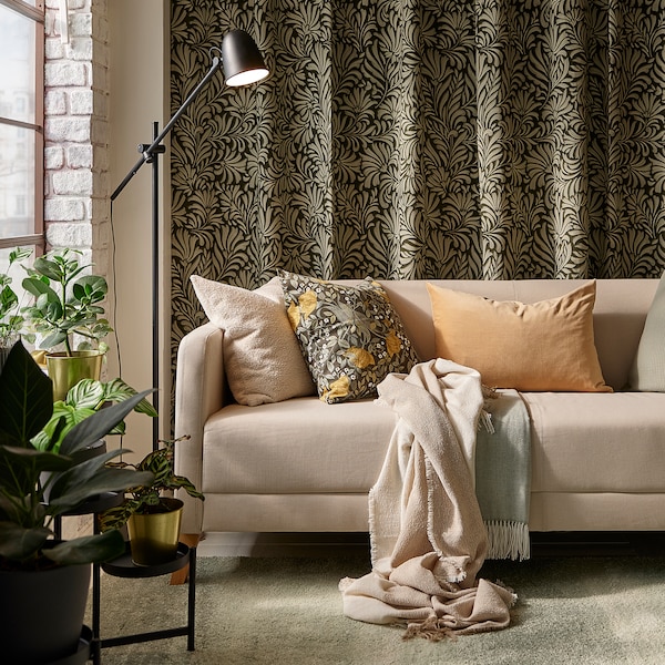 wohnzimmerl - textilien wie ein beige色LINANÄS软底软底软底hellgrünen Teppich vor gemusterten Gardinen an einer Wand。